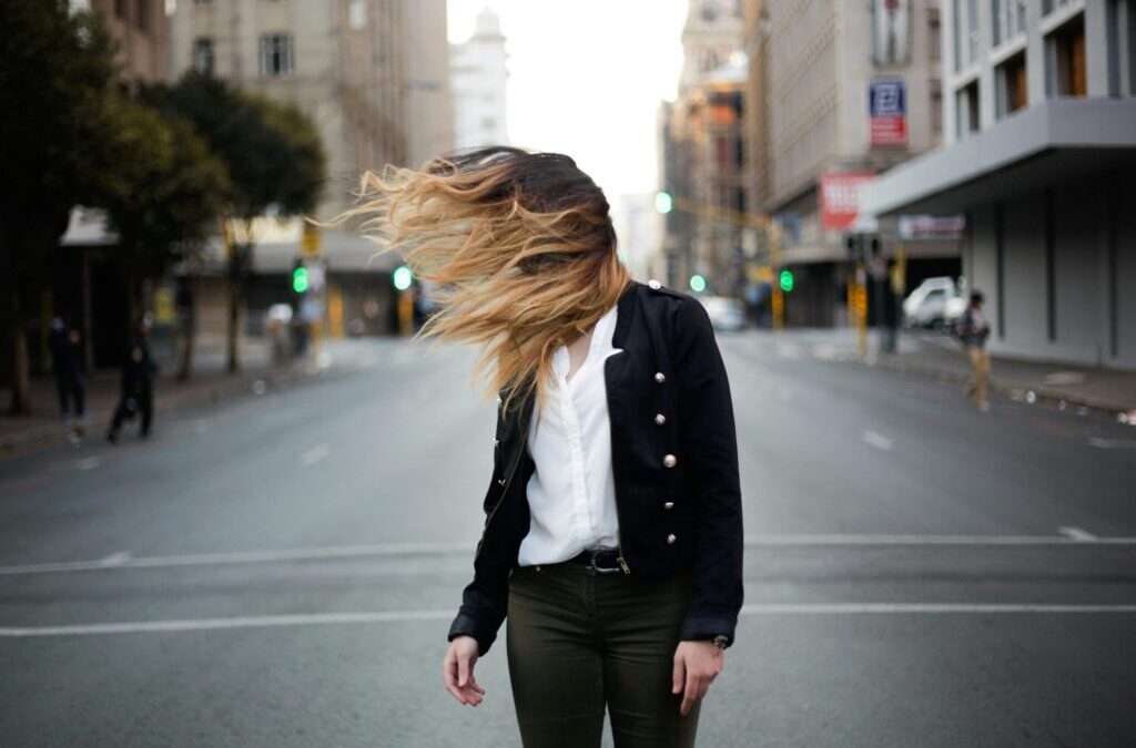 Pourquoi choisir une coupe mi-longue dégradée ?